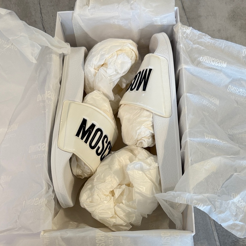 New authentic Moschino Couture White slides size 8